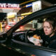 Motorista para no drive-thru, pedido vem errado pela terceira vez e ao reclamar é convidado a se retirar, o que o Código de Defesa do Consumidor diz sobre recusa de atendimento