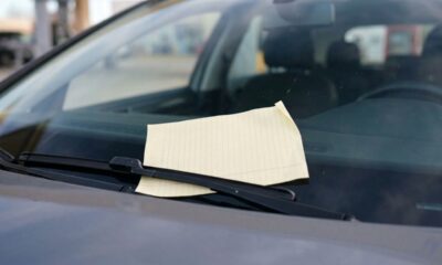 Se você ver um papel preso no vidro do carro, não desça para verificar: observe o entorno antes de tentar retirá-lo