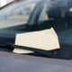 Se você ver um papel preso no vidro do carro, não desça para verificar: observe o entorno antes de tentar retirá-lo