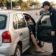 Homem é parado numa blitz dirigindo de chinelo e já se prepara para a multa, mas o agente explica que isso não existe no Código de Trânsito — o que dá multa é o calçado que atrapalha o controle dos pedais