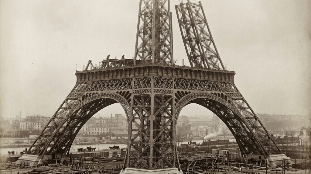 Construída em 2 anos, 2 meses e 5 dias, a Torre Eiffel chegou a 330 metros com mais de 18 mil peças de ferro e 2,5 milhões de rebites