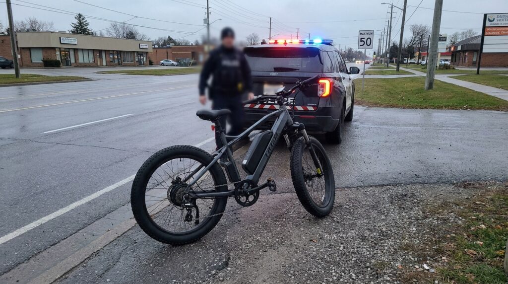 Homem recebe 7 acusações após ser flagrado a 54 km/h em bicicleta elétrica modificada