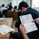 Funcionário perde o pai, o chefe manda descontar do salário os dias em que ele faltou para o velório, e ele descobre que a lei garante 2 dias de falta justificada por luto sem perder um centavo