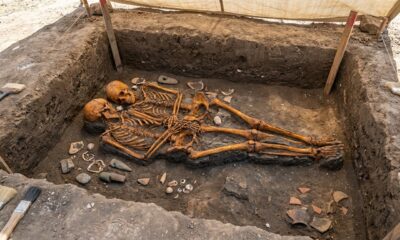 Dois esqueletos abraçados há 12 mil anos intrigaram cientistas por décadas, até que uma análise de DNA trouxe uma surpresa