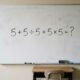 Você consegue resolver 5 + 5 ÷ 5 + 5 × 5 sem usar calculadora?