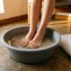 Mergulhe os pés em bacia com água morna e sal grosso por 10 minutos hoje: seu corpo inteiro vai sentir o efeito amanhã