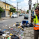 Morador descarta sacos de lixo na calçada com 2 dias de antecedência, cães rasgam as embalagens e fiscalização aplica multa de limpeza urbana