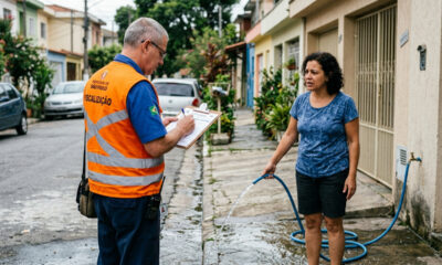 Morador usa mangueira de água por duas horas como vassoura hidráulica na calçada e recebe multa municipal de R$ 500 reais por desperdício