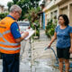 Morador usa mangueira de água por duas horas como vassoura hidráulica na calçada e recebe multa municipal de R$ 500 reais por desperdício