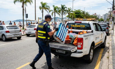 Morador coloca cadeira de praia para reservar vaga pública na rua e fiscalização recolhe o objeto além de aplicar multa de R$ 195 reais