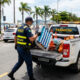 Morador coloca cadeira de praia para reservar vaga pública na rua e fiscalização recolhe o objeto além de aplicar multa de R$ 195 reais