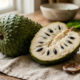 Adeus pudim de baunilha: essa fruta de casca escamosa e polpa super cremosa cresce fácil no quintal de casa e em vasos grandes sem dar trabalho