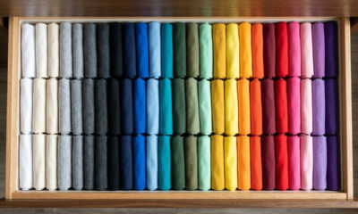 Adeus gavetas de camisetas bagunçadas: a nova técnica de dobra em arquivo para organizar o armário e visualizar todas as peças de uma só vez