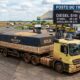 Caminhoneiro autônomo com carreta graneleira roda 14 mil km em julho levando soja do Mato Grosso ao porto de Santos, fatura R$ 52.600 em quatro fretes, mas diesel de R$ 23.800, pedágio de R$ 4.100, pneu estourado de R$ 2.800, refeição e pernoite de R$ 3.600, parcela do cavalo de R$ 6.500 e ANTT de R$ 380 deixam sobrar R$ 11.420, para 22 dias longe de casa