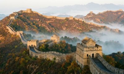 Construída em cerca de 43 anos, a Muralha da China tem mais de 21 mil quilômetros de extensão, começou a ser unificada no século III a.C. e virou um dos maiores símbolos da China