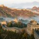 Construída em cerca de 43 anos, a Muralha da China tem mais de 21 mil quilômetros de extensão, começou a ser unificada no século III a.C. e virou um dos maiores símbolos da China
