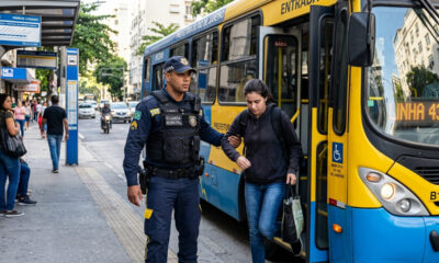Passageiro assiste a vídeos em som alto dentro de ônibus municipal e motorista para o veículo para exigir a retirada do usuário com a guarda