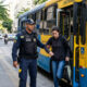 Passageiro assiste a vídeos em som alto dentro de ônibus municipal e motorista para o veículo para exigir a retirada do usuário com a guarda