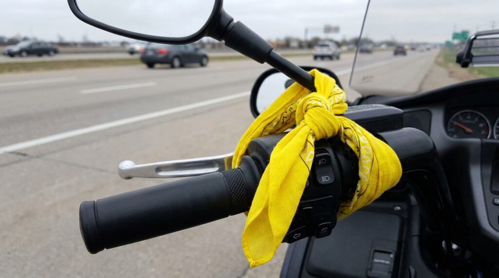 Lenço amarelo na moto: o significado pouco conhecido que pode fazer diferença em uma emergência