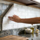 Adeus reformas de azulejos na cozinha: a nova folha de vinil adesivo estilo tijolinho de metrô para renovar o ambiente em um dia e sem sujeira