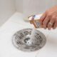 Não é com água quente, nem com cloro: como desentupir o ralo do chuveiro com um único ingrediente de cozinha