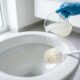 Nem vinagre, nem bicarbonato de sódio: a melhor maneira de remover o calcário de torneiras e vasos sanitários