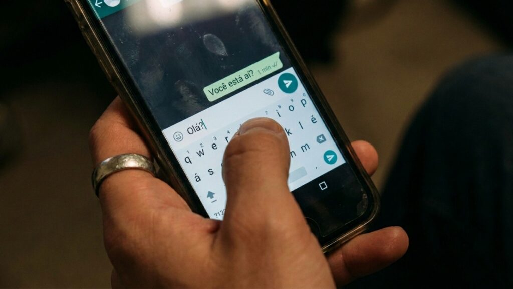 Segundo a psicologia, a forma como você lida com o vácuo no WhatsApp pode revelar algo profundo sobre você; faça o quiz e veja qual é o seu padrão
