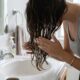 Nem creme caro nem salão: a mistura com ingredientes que você tem na geladeira e que ajuda a recuperar o brilho do cabelo na menopausa
