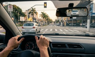 Ao ver o sinal amarelo, o motorista deve parar ou continuar? Uma decisão de segundos pode terminar em multa de R$ 293,47 e 7 pontos na CNH se o veículo avançar no vermelho