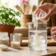 Misture fermento e açúcar na água, dilua corretamente e use nos gerânios: o truque simples que fortalece as raízes e favorece a floração