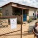 Família mora há 5 anos em terreno abandonado, gasta mais de R$ 80 mil e antigo dono reaparece exigindo saída imediata