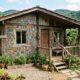 Família usa 20 mil latinhas de alumínio e materiais recicláveis para construir casa colorida que vira ponto turístico no interior