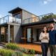 Casal constrói casa dos sonhos usando containers marítimos e gasta menos da metade do valor de uma obra tradicional em apenas 90 dias