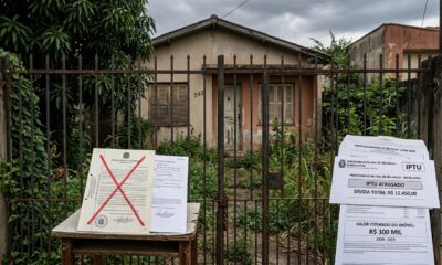 Homem deixa uma casa herdada fechada e sem manutenção por anos, acumulando 5 anos de IPTU atrasado, ignora todas as notificações da prefeitura e acaba perdendo o imóvel de R$ 300 mil, que é transformado em moradia popular