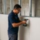 Como fazer uma parede de drywall do zero sem deixar a estrutura torta ou frágil