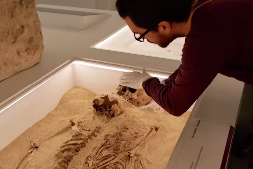 Dois esqueletos abraçados há 12 mil anos intrigaram cientistas por décadas, até que uma análise de DNA trouxe uma surpresa