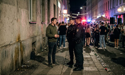 Jovem urina na calçada de festa de rua, é detido pela polícia por ato obsceno e recebe multa municipal de R$ 748 reais de limpeza urbana