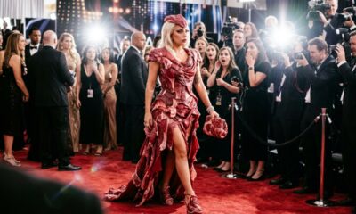 Lady Gaga sobre a polêmica do vestido de carne: “Se não lutamos pelo que pensamos e se não lutamos por nossos direitos, muito em breve vamos ter tantos direitos quanto a carne de nossos ossos.”