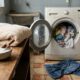 Bicarbonato de sódio na máquina de lavar: o truque barato que deixa a roupa macia sem produto químico