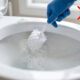 Sem água sanitária, nem cloro: a melhor forma de remover o amarelado do vaso sanitário sem destruir o esmalte protetor da cerâmica