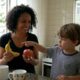 Antes de perguntar “o que você quer comer?” ao seu filho, entenda por que especialistas fazem um alerta sobre essa escolha na infância