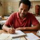 Pensamento húngaro do dia: “Rico é quem não deve nada.” Um ensinamento sobre riqueza, escolhas e independência