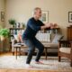 Treino no conforto de casa aos 60 anos: 10 exercícios eficazes para fortalecer o corpo todo em apenas 20 minutos e sem equipamentos