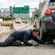 Homem rasteja para debaixo de carro em rodovia movimentada para salvar um gatinho