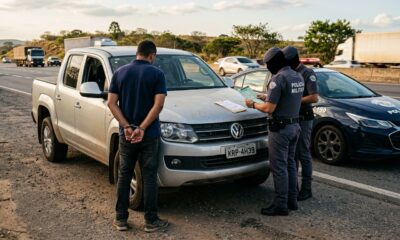 Cliente compra uma caminhonete de R$ 90 mil em loja de usados, horas depois é abordado e algemado na estrada por causa de um alarme antifurto que a loja esqueceu de desativar: a empresa acionou a polícia achando que o carro foi roubado e o comprador acaba preso dirigindo o próprio veículo, mas a justiça reconhece o dano moral e ele é indenizado