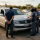 Cliente compra uma caminhonete de R$ 90 mil em loja de usados, horas depois é abordado e algemado na estrada por causa de um alarme antifurto que a loja esqueceu de desativar: a empresa acionou a polícia achando que o carro foi roubado e o comprador acaba preso dirigindo o próprio veículo, mas a justiça reconhece o dano moral e ele é indenizado