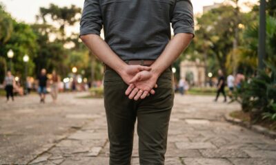 Segundo a psicologia, pessoas que caminham com as mãos atrás das costas não fazem isso apenas por conforto, mas sim para reflexão e tranquilidade