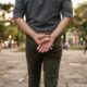 Segundo a psicologia, pessoas que caminham com as mãos atrás das costas não fazem isso apenas por conforto, mas sim para reflexão e tranquilidade