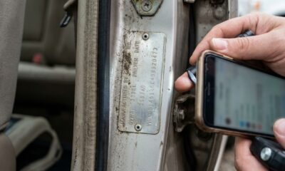 Antes da vistoria ou da compra de um carro usado, confira a etiqueta do fabricante e evite problemas com a documentação