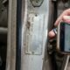 Antes da vistoria ou da compra de um carro usado, confira a etiqueta do fabricante e evite problemas com a documentação